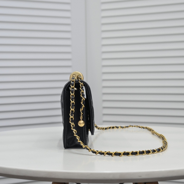 シャネルバッグ背面デザイン